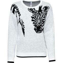 Sweter dzianinowy w paski zebry bonprix biało-czarny z nadrukiem. Białe swetry nierozpinane damskie bonprix, bez wzorów, z dzianiny, bez kołnierzyka, bez ramiączek. Za 99.99 zł.