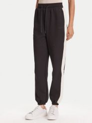 Guess Spodnie dresowe V5YB02 KB3P2 Czarny Regular Fit. Czarne spodnie dresowe damskie Guess, z aplikacjami, z bawełny. Za 189.99 zł.