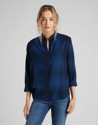 DAMSKA BLUZKA LEE ESSENTIAL BLOUSE RELXED FIT WASHED BLUE L45VGBLR 112110599. Niebieskie bluzki damskie Lee, l, bez wzorów, bez kołnierzyka, bez ramiączek. Za 129.99 zł.