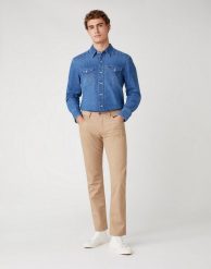 MĘSKIE SPODNIE MATERIAŁOWE WRANGLER GREENSBORO CORNSTALK W15QWAX4K 112127120. Spodnie materiałowe męskie Wrangler, bez wzorów, z materiału. Za 209.99 zł.