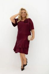 Elegancka sukienka midi z falbanami i odpinaną różą Evelyn bordowa na wesele | Plus Size Oversize. Czerwone sukienki damskie Moda Size Plus Iwanek, na co dzień, m, z aplikacjami, z elastanu, eleganckie, bez kołnierzyka, plus size, bez ramiączek, midi, dopasowane. Za 335.00 zł.