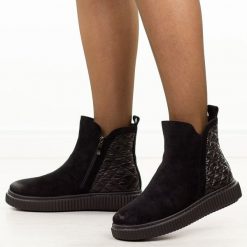 Czarne zamszwe botki damskie Potocki 19365. Czarne botki damskie POTOCKI, na jesień, bez wzorów, z dzianiny, eleganckie, z okrągłym noskiem, bez obcasa, na płaskiej podeszwie, bez zapięcia. W wyprzedaży za 148.85 zł.
