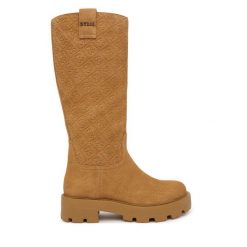 Kozaki Guess. Brązowe kozaki damskie Guess, z aplikacjami, bez obcasa, na płaskiej podeszwie, bez zapięcia. Za 824.99 zł.