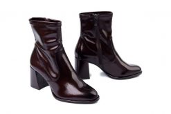 TAMARIS 1-25357-41 568 merlot patent, botki damskie. Czerwone botki damskie Tamaris, bez wzorów, z polaru, bez obcasa, bez zapięcia. Za 284.32 zł.