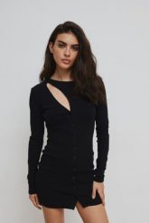 Sukienka z długimi rękawami w kolorze TOTALLY BLACK - FORTA-M. Czarne sukienki damskie Marsala, m, bez wzorów, bez kołnierzyka, bez ramiączek. W wyprzedaży za 86.97 zł.