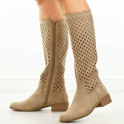 Beżowe wiosenne zamszowe kozaki damskie M.Daszyński Sa198-33b. Brązowe kozaki damskie M.Daszyński, na jesień, w ażurowe wzory, z zamszu, bez obcasa, na obcasie, bez zapięcia. Za 249.00 zł.