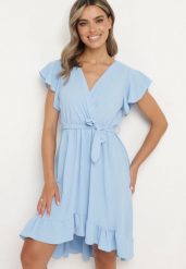 Jasnoniebieska Kopertowa Sukienka z Asymetrycznym Dołem Ozdobiona Falbanką z Paskiem w Talii Snidia. Niebieskie sukienki damskie Born2be, na co dzień, na lato, bez wzorów, eleganckie, z asymetrycznym kołnierzem, bez ramiączek, midi, asymetryczne. Za 59.99 zł.