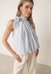 Niebieska Elegancka Bluzka z Wiskozy Ozdobiona Wiązaniem Nemereia. Niebieskie bluzki damskie Born2be, bez wzorów, z elastanu, boho, bez kołnierzyka, bez ramiączek. Za 119.99 zł.