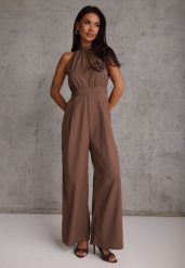 Brązowy Elegancki Kombinezon z Górą Halter Ozdobioną Różą 3D Dephousa. Brązowe sukienki damskie Renee, na imprezę, m, bez wzorów, eleganckie, bez kołnierzyka, bez ramiączek, kopertowe. Za 169.99 zł.