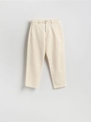 Jeansy chino - kremowy. Białe jeansy damskie Reserved, bez wzorów, z denimu. Za 129.99 zł.