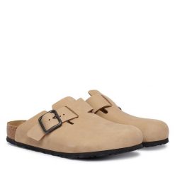 Klapki Birkenstock. Brązowe klapki męskie Birkenstock, bez wzorów, bez zapięcia. Za 759.99 zł.
