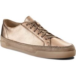 Półbuty CLARKS - Hidi Holly 261310314 Rose Gold Lea. Czerwone półbuty damskie Clarks, bez wzorów, z materiału, bez obcasa, bez zapięcia. W wyprzedaży za 189.00 zł.