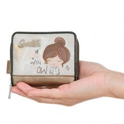 Portfel damski Anekke, z efektownym nadrukiem i metalowym logo zapinany na suwak wyposażony w przegrody na karty kieszeń na monety, brązowy, 42809-90. Brązowe portfele damskie Anekke. Za 129.00 zł.