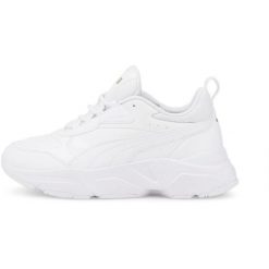Buty damskie sportowe Puma CASSIA SL. Białe obuwie sportowe damskie Puma, bez wzorów, z gumy, bez zapięcia, trekkingowe. W wyprzedaży za 248.00 zł.