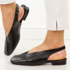 Czarne baleriny damskie Potocki 20335. Czarne czółenka damskie POTOCKI, na jesień, bez wzorów, z jeansu, biznesowe, bez obcasa, na obcasie, bez zapięcia. Za 149.00 zł.