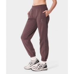 Spodnie dresowe sportowe dla kobiet Carpatree Varsity Chic. Brązowe spodnie dresowe damskie Carpatree, bez wzorów, z dresówki, sportowe. W wyprzedaży za 212.49 zł.