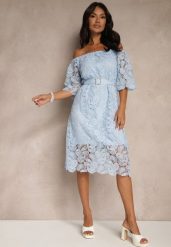 Niebieska Sukienka z Bawełną z Paskiem z Klamrą Perełkami i Cyrkoniami Neralisse. Niebieskie sukienki damskie Renee, m, bez wzorów, z bawełny, eleganckie, bez kołnierzyka, bez ramiączek, midi, kopertowe. Za 69.99 zł.