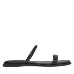 Klapki Calvin Klein. Czarne klapki damskie Calvin Klein, bez wzorów, bez obcasa, bez zapięcia. Za 309.99 zł.
