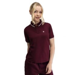 Damska golfowa koszulka polo pique Siroko Valderrama-W Cherry. Czerwone bluzki damskie SIROKO, bez wzorów, prążkowane, sportowe, bez kołnierzyka, bez ramiączek. Za 135.00 zł.