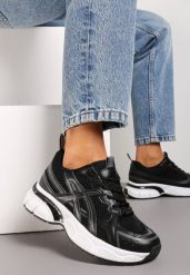Czarne Siateczkowe Sneakersy na Grubej Podeszwie z Ozdobnymi Paskami Axantise. Czarne obuwie sportowe damskie Born2be, bez wzorów, bez zapięcia, na fitness i siłownię. Za 99.99 zł.