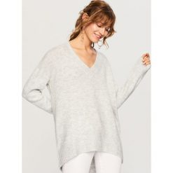 Sweter z dekoltem w serek - Jasny szary. Szare swetry męskie Reserved, l, bez wzorów, bez kołnierzyka, bez ramiączek. Za 99.99 zł.