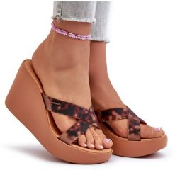 Klapki Damskie Na Koturnie 83520 Ipanema High Fashion Slide Fem Brązowe. Brązowe klapki damskie bez wzorów, casualowe, bez obcasa, na koturnie, bez zapięcia. Za 308.70 zł.