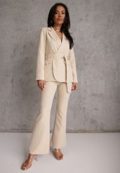 Beżowy Komplet o Garniturowym Kroju z Marynarką z Wiązaniem i Spodniami Falestra. Brązowe marynarki i żakiety damskie Renee, bez wzorów, casualowe, bez kołnierzyka, bez ramiączek. Za 229.99 zł.