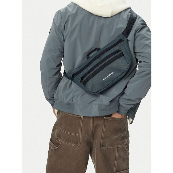 Nerka Quiksilver. Zielone saszetki i nerki męskie Quiksilver, bez wzorów. Za 59.99 zł.