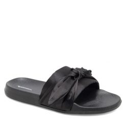 Klapki Bassano. Czarne klapki damskie Bassano, bez wzorów, bez obcasa, bez zapięcia. Za 49.99 zł.
