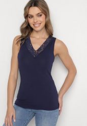 Granatowy Bawełniany Top Ozdobiony Koronką przy Dekolcie Marithiel. Niebieskie topy damskie Born2be, l, bez wzorów, z bawełny, eleganckie, bez kołnierzyka, bez ramiączek. Za 19.99 zł.