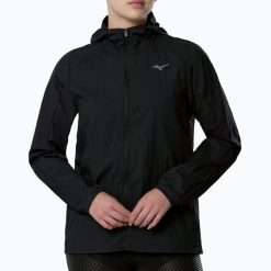 Kurtka do biegania damska Mizuno Tech Light Hooded Jacket. Czarne kurtki sportowe damskie Mizuno, s, bez wzorów, z materiału, bez ramiączek, bez kaptura, do biegania. Za 299.99 zł.