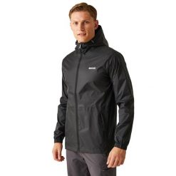 Kurtka Kieszonkowa Wodoodporna Męska + Worek Pack It III. Czarne kurtki męskie Regatta, m, bez wzorów, z materiału, z kapturem. Za 248.99 zł.