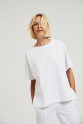 T-shirt oversize biały. Białe t-shirty damskie MOODO, l, bez wzorów, bez kołnierzyka, bez ramiączek. W wyprzedaży za 19.99 zł.