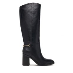 Kozaki Guess. Czarne kozaki damskie Guess, z aplikacjami, bez obcasa, na słupku, bez zapięcia. Za 954.99 zł.