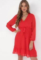 Czerwona Sukienka Pronestra. Czerwone sukienki damskie Born2be, l, bez wzorów, z materiału, eleganckie, bez kołnierzyka, bez ramiączek, mini, kopertowe. Za 109.99 zł.