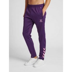 Poliestrowy strój do joggingu Hummel Core XK. Czerwone spodnie dresowe damskie Hummel, bez wzorów, sportowe. Za 203.50 zł.