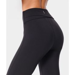 Legginsy sportowe dla kobiet z kopertowym tyłem Carpatree Balletcore. Czarne legginsy damskie Carpatree, bez wzorów, z podwyższonym stanem, na fitness i siłownię. W wyprzedaży za 186.99 zł.