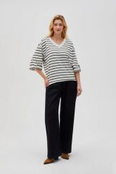 Bluza oversize w paski biało-czarna. Białe bluzy damskie MOODO, l, bez wzorów, z bawełny, bez ramiączek, bez kaptura. W wyprzedaży za 59.99 zł.