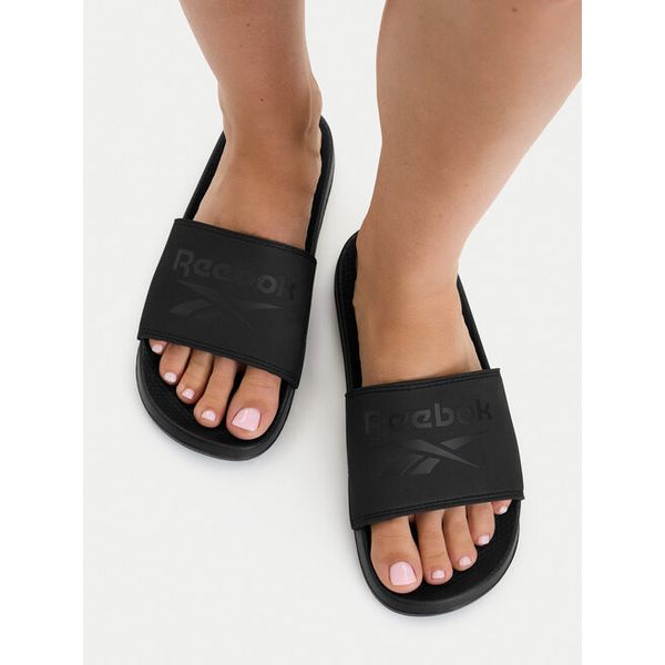 Klapki Reebok. Czarne klapki damskie Reebok, bez wzorów, bez obcasa, bez zapięcia. Za 89.99 zł.