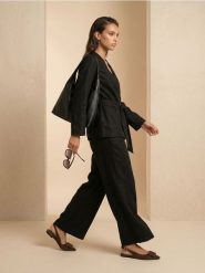 Żakiet kimono z wiskozą i domieszką lnu - czarny. Czarne marynarki i żakiety damskie Sinsay, bez wzorów, z wiskozy, bez kołnierzyka, bez ramiączek. Za 69.99 zł.