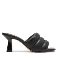 Klapki DKNY. Czarne klapki damskie DKNY, bez wzorów, bez obcasa, bez zapięcia. Za 959.99 zł.