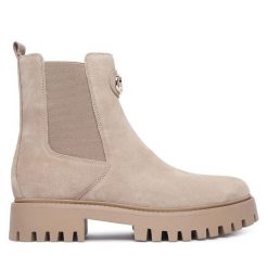 Sztyblety Guess. Brązowe botki damskie Guess, z aplikacjami, bez obcasa, na płaskiej podeszwie, bez zapięcia. Za 674.99 zł.