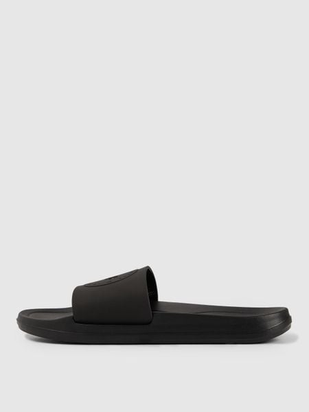 4F Klapki damskie - czarne 39. Czarne klapki damskie 4F, na lato, bez wzorów, z gumy, bez obcasa, bez zapięcia. Za 59.99 zł.