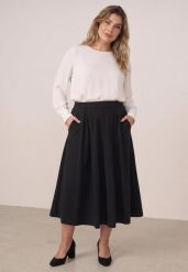 Czarna Rozkloszowana Spódnica z Wysokim Stanem Ismotis. Czarne spódnice damskie Born2be, l, bez wzorów, z podwyższonym stanem, plus size, midi, dopasowane. Za 89.99 zł.