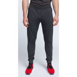Spodnie treningowe męskie SPMTR002 - ciemny szary melanż. Szare spodnie sportowe męskie 4F, m, bez wzorów, z dzianiny. W wyprzedaży za 149.99 zł.