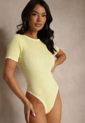 Żółte Body z Wiskozą z Dekoltem na Plecach i Ozdobną Lamówką Redorina. Żółte body Renee, bez wzorów, z jeansu. Za 99.99 zł.