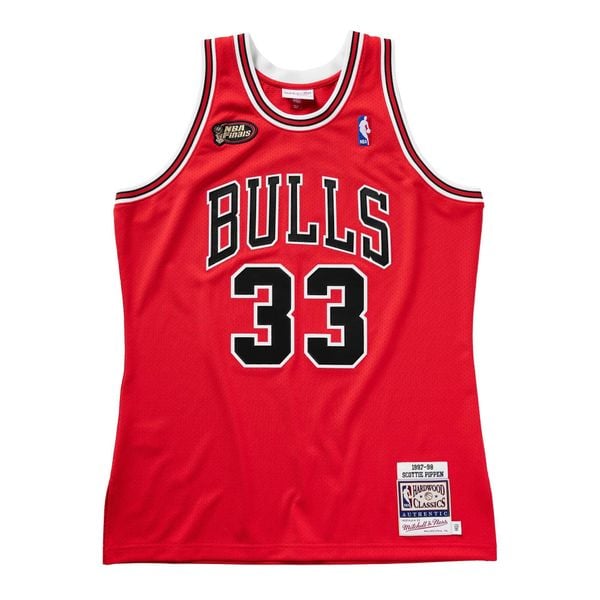 Autentyczna koszulka na drogowy finał Chicago Bulls NBA 1997/98. Czerwone bluzki damskie Mitchell & Ness, bez wzorów, sportowe, bez kołnierzyka, bez ramiączek. Za 1,183.50 zł.