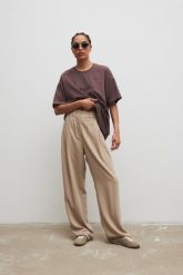 Eleganckie spodnie z zakładkami w kolorze STONE BEIGE - DERRY-L/XL. Brązowe spodnie materiałowe damskie Marsala, bez wzorów, z gumy, eleganckie. Za 399.90 zł.