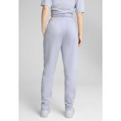 Damskie spodnie dresowe EVOSTRIPE PUMA Cool Weather Blue. Niebieskie spodnie dresowe damskie Puma, bez wzorów, z dresówki, sportowe, trekkingowe. W wyprzedaży za 129.00 zł.