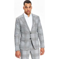 MARYNARKA MĘSKA O DOPASOWANYM KROJU W KRATĘ. Szare garnitury męskie TOP SECRET, na jesień, l, bez wzorów, eleganckie. W wyprzedaży za 139.99 zł.